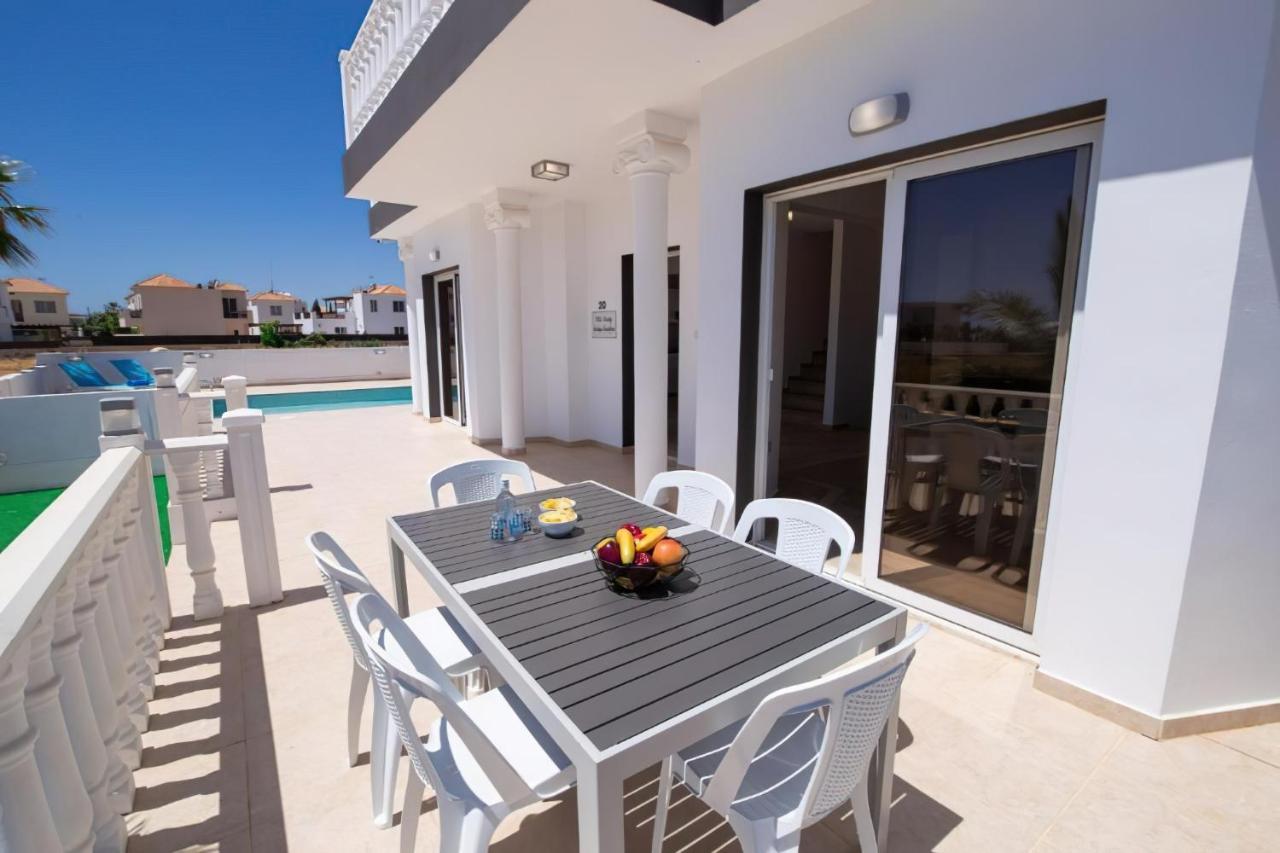 Villa Suncity Boutique Beachfront Ajía Nápa Kültér fotó